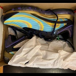 Air Max Deluxe ; Size 10.5 Never Worn .